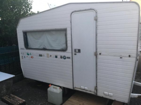 Chambre dans petite caravane vintage 70's